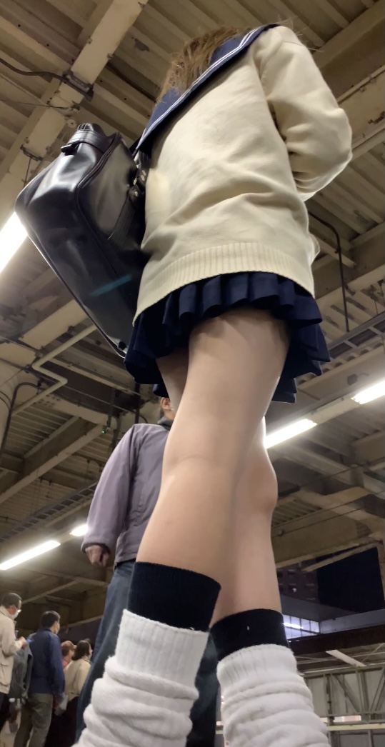 JK 生足 パンチラ 52 (再生時間5:09)
