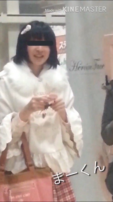 逆さ撮り!!プリクラ落書き中スカートの中に突撃