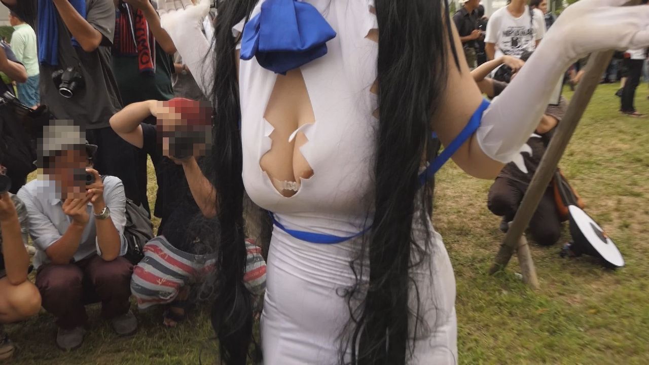 超速報！超高画質FHD動画 公然ワイセツ！完全に露出狂！コスプレイベントで乳首乳輪丸出しのまま撮影されてしまったコスプレイヤー