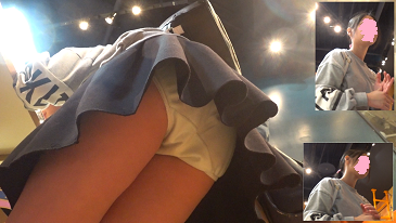 可愛い〇C風の生足ミニプリーツスカートの中は純白生Pだった！逆さ撮り。顔出し。