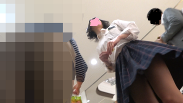 可愛い！！フルーツを食べる制服JKの純白生Pフロントから逆さ撮り。顔出し。短編