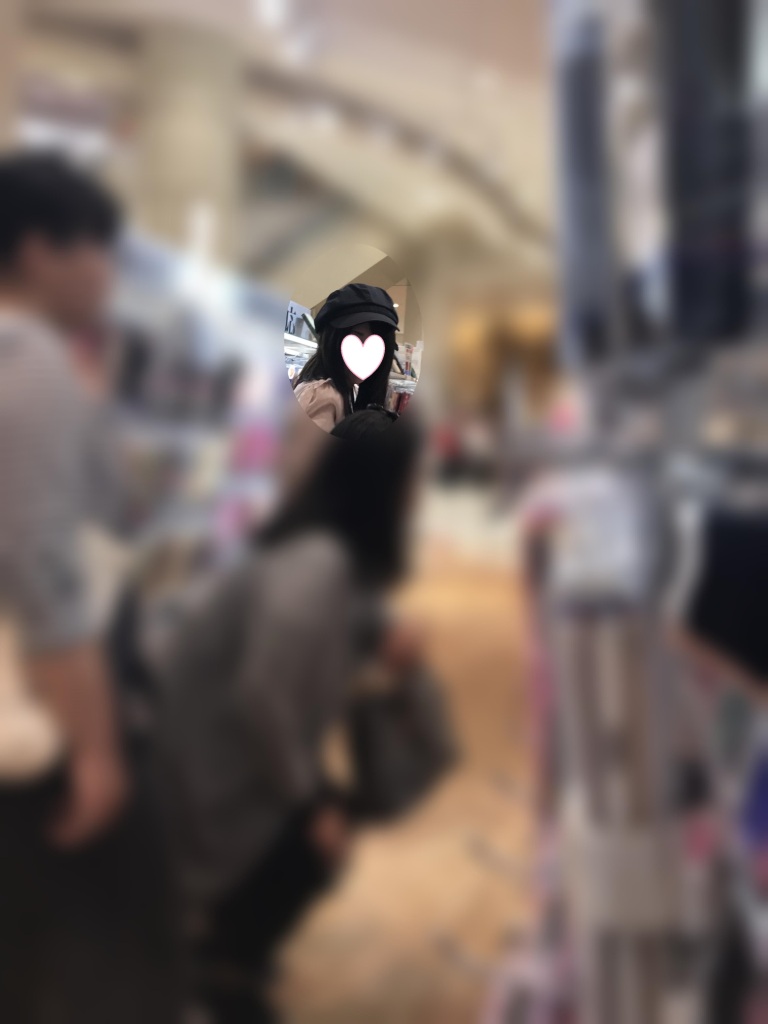 <フルHD>ショップ店員。M字パンチラ。