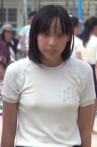 美少女の膨らみと乳揺れ