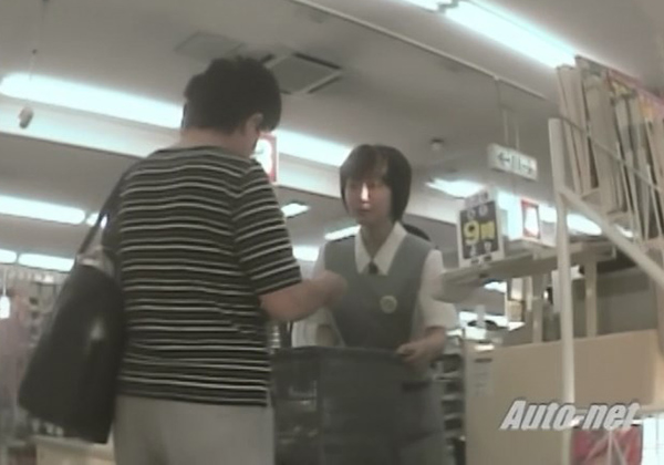 マッカーサーさんのパンチラ逆えぐり撮法1