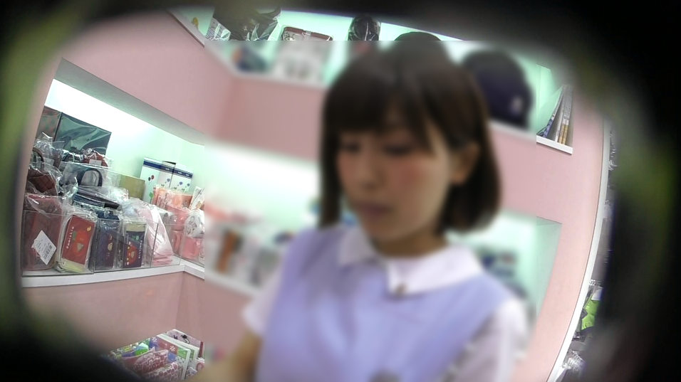 店員撮り１７！皆大好きベビー服売り場店員さんの純白パンティ！